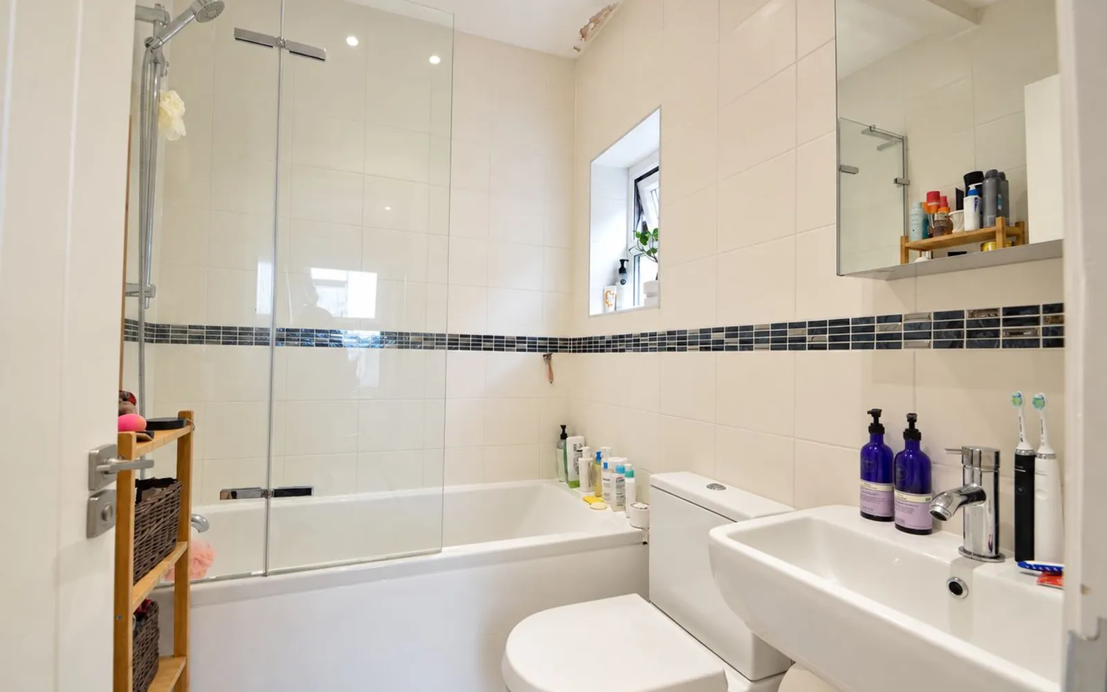 Flat Elmgrove Road in Elmbridge