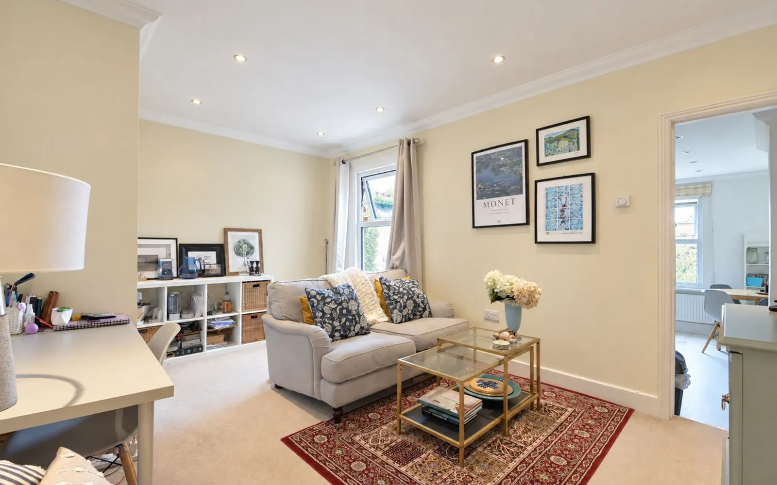 Flat Elmgrove Road in Elmbridge