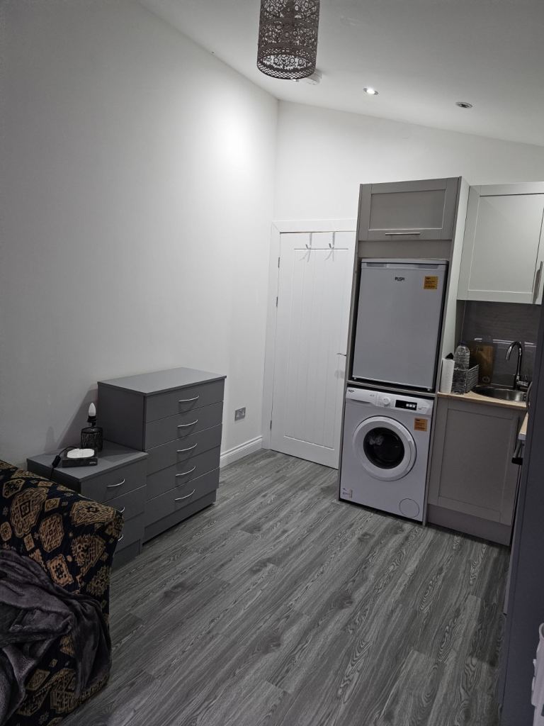 Flat Invergordon Avenue in Glasgow