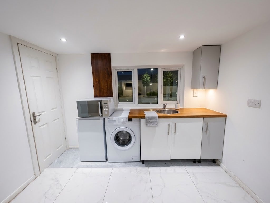 Flat Ewell Road in Greater London