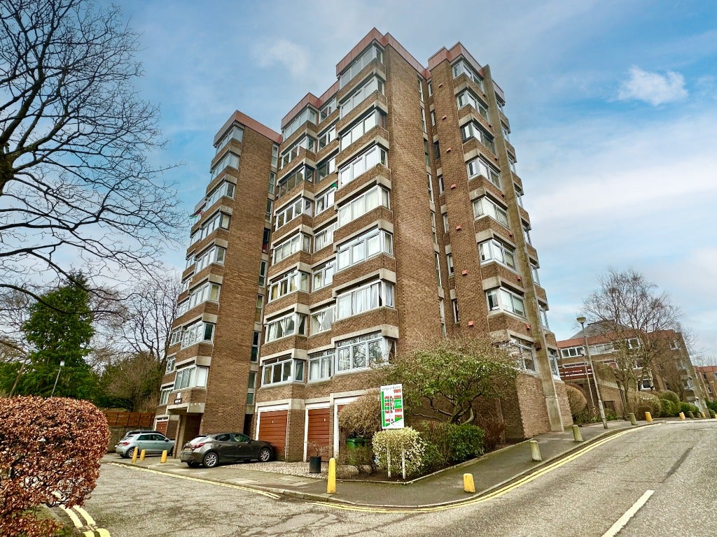 Flat Dirleton Drive in Glasgow
