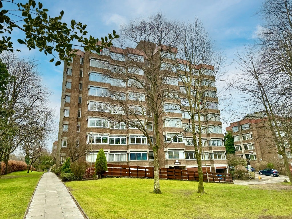 Flat Dirleton Drive in Glasgow