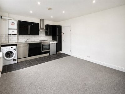 Flat Calvert Road in Greater London