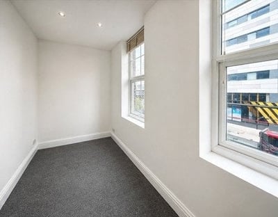 Flat Calvert Road in Greater London