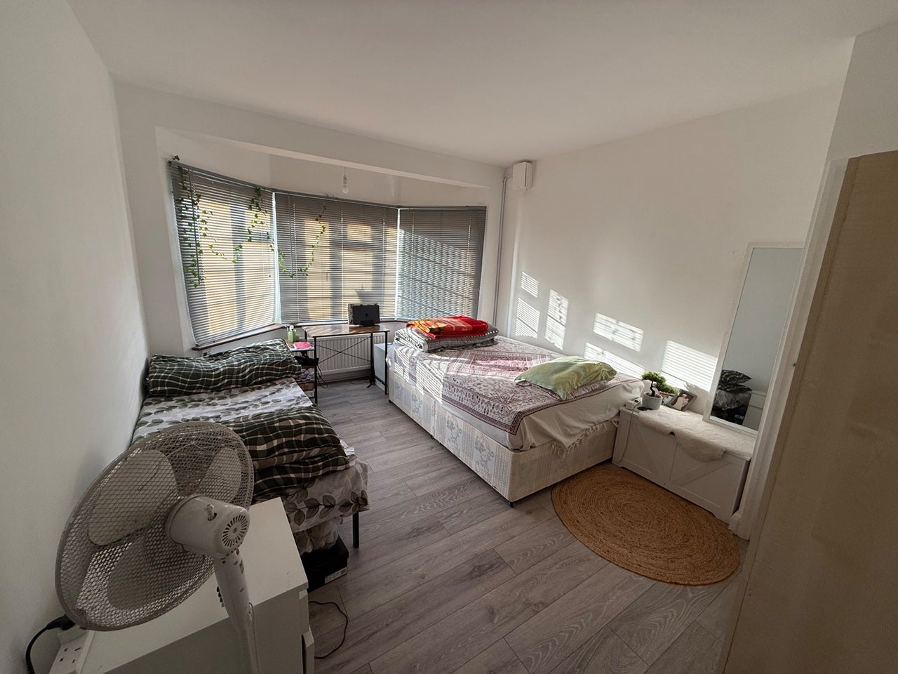 Room Hendon Way in Greater London