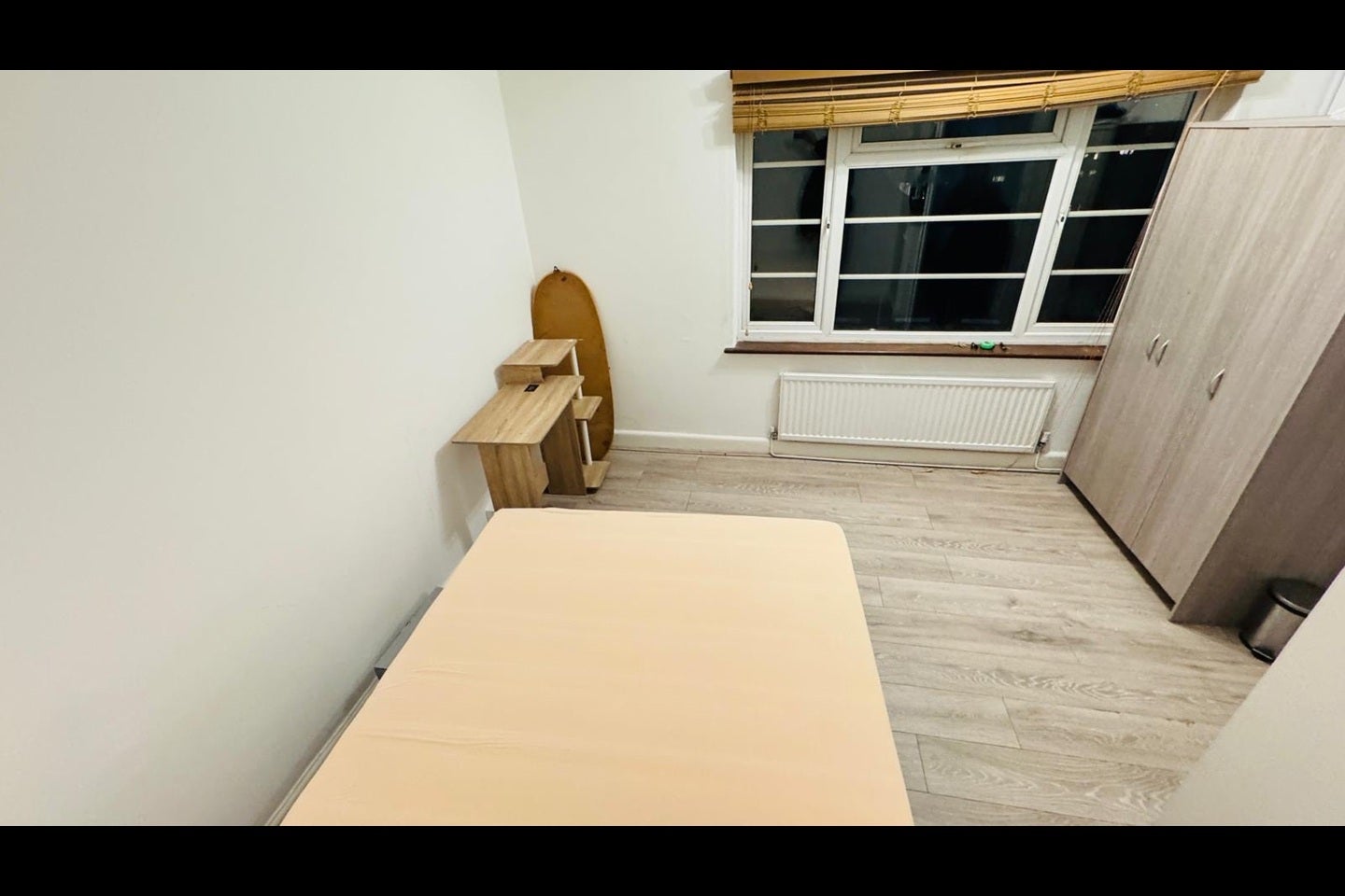 Room Hendon Way in Greater London