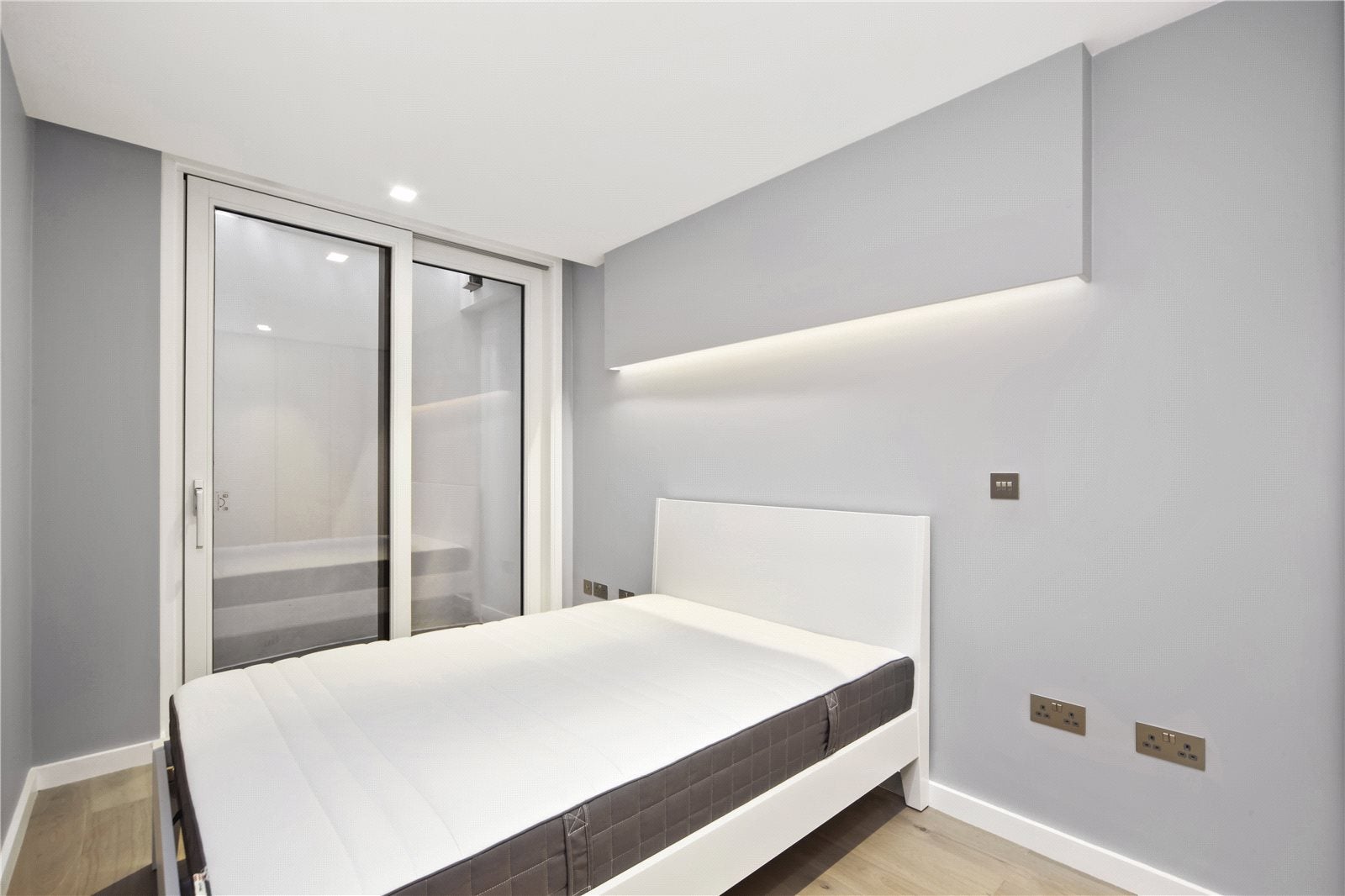 Flat Clarendon Road in Greater London