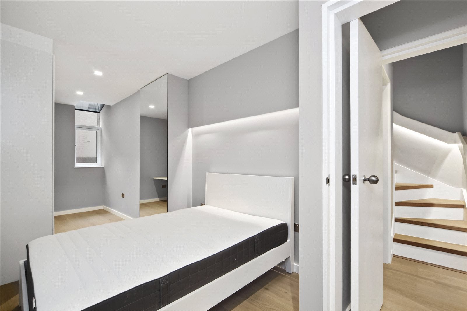 Flat Clarendon Road in Greater London