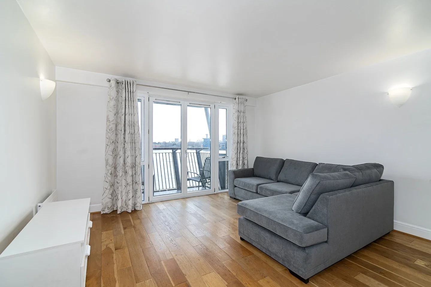 Flat Westferry Road in Greater London