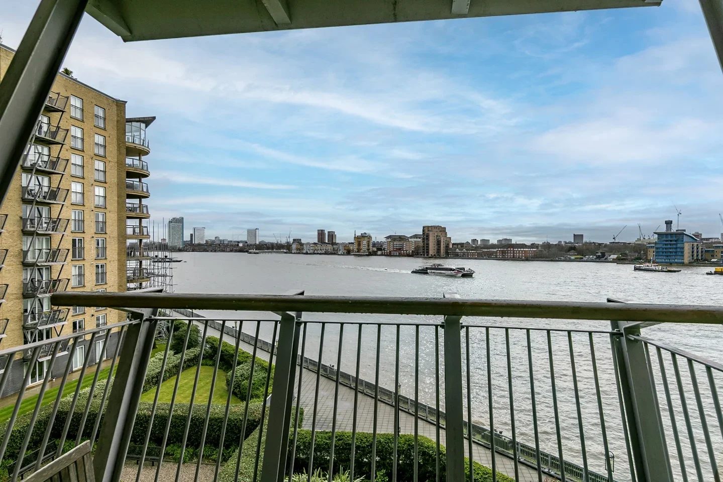 Flat Westferry Road in Greater London