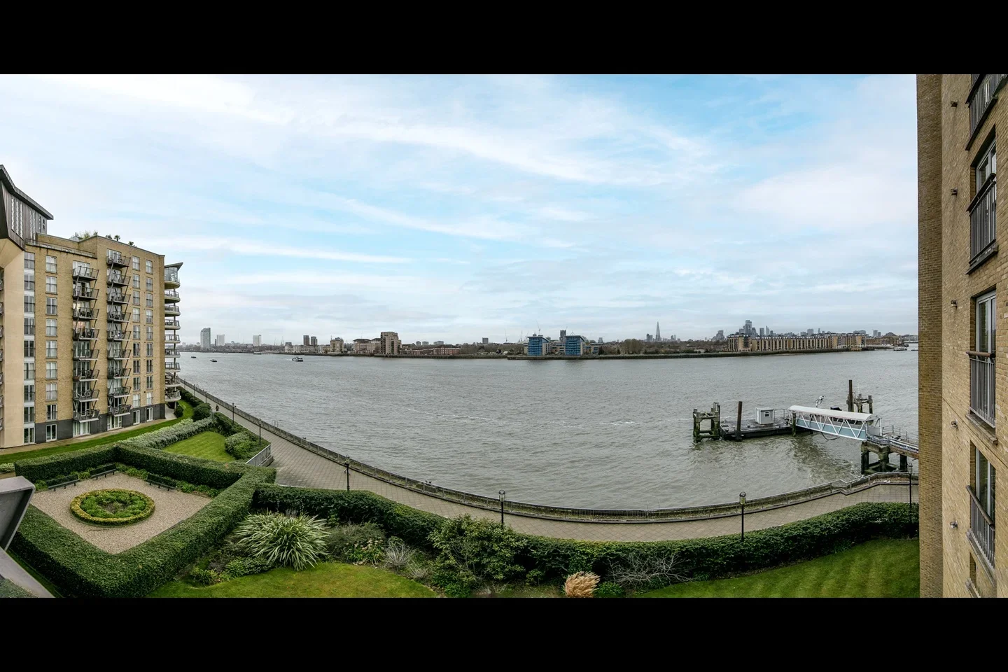 Flat Westferry Road in Greater London