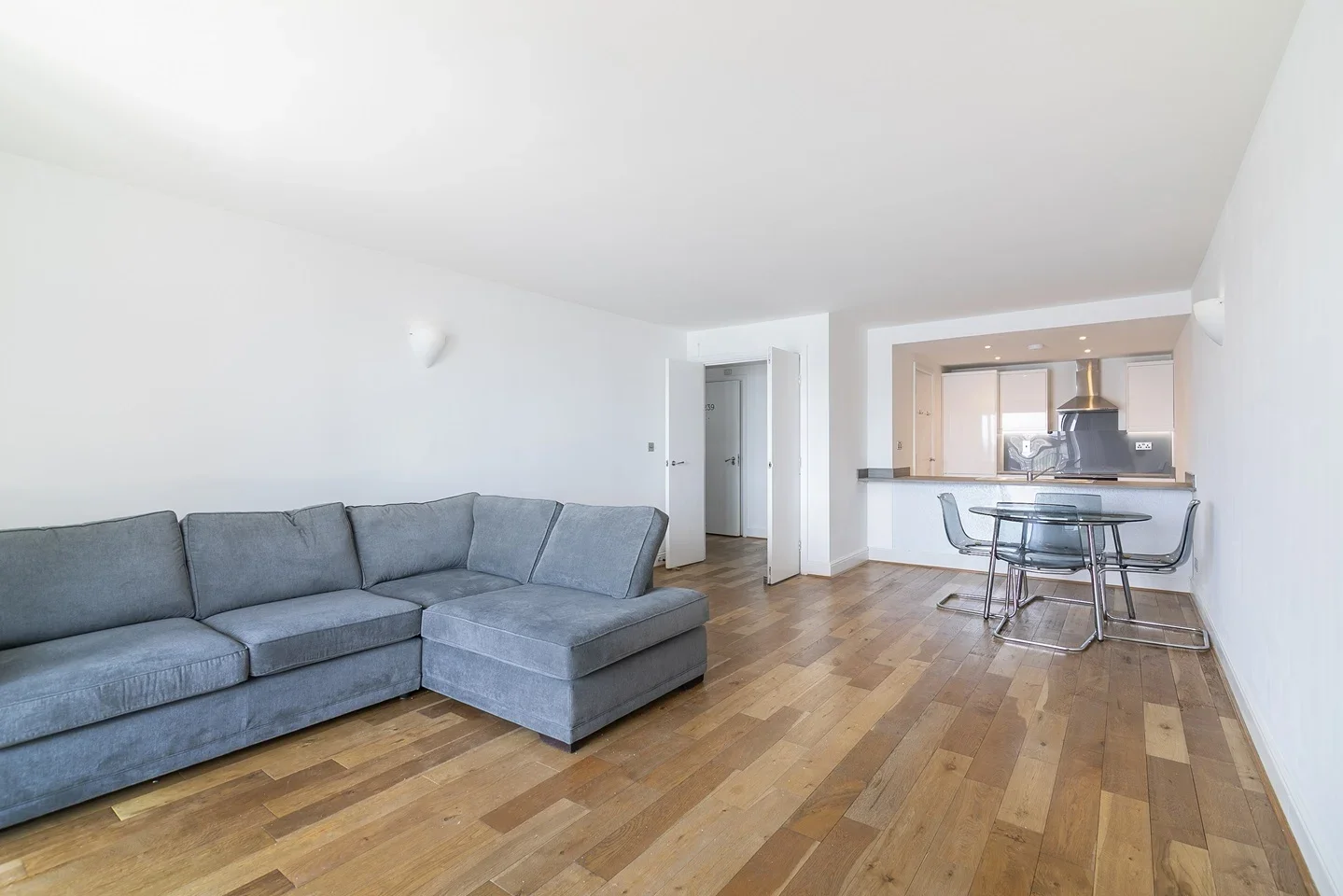 Flat Westferry Road in Greater London