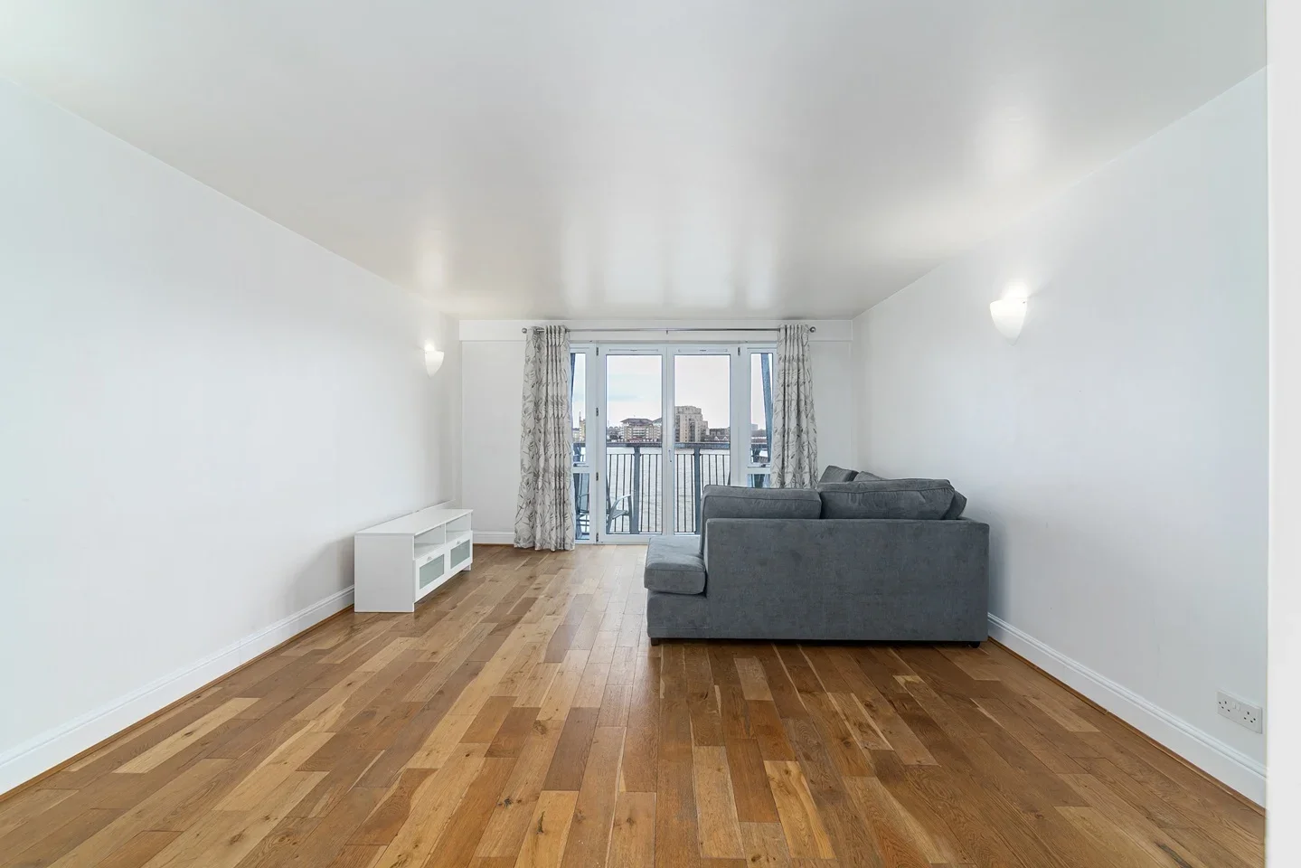 Flat Westferry Road in Greater London
