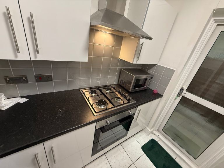 Flat Simonds Road in Greater London