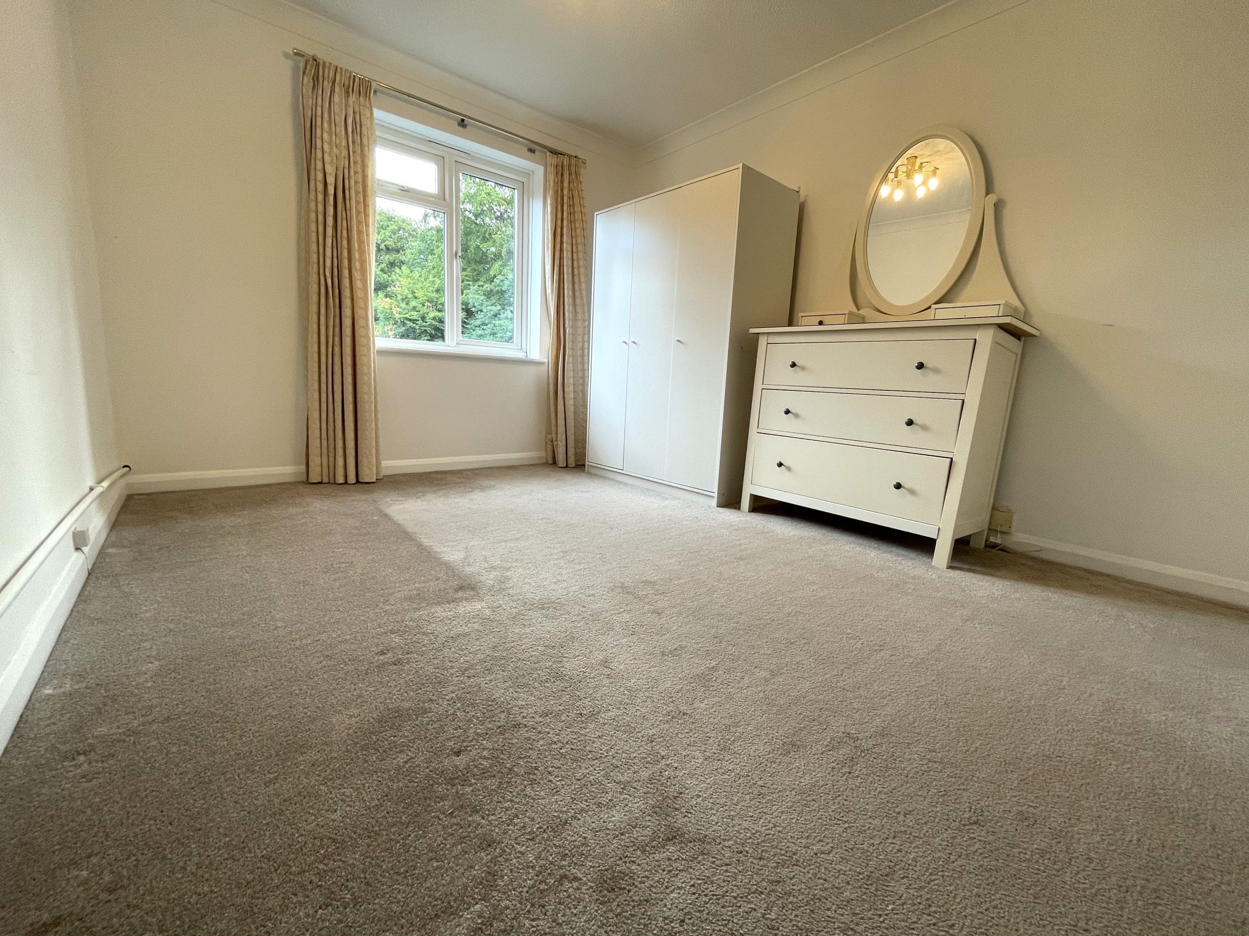 Flat Manor Road in Greater London