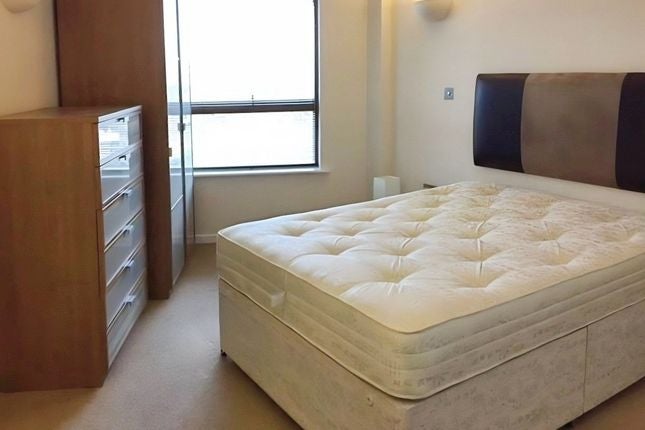 Room Riverside Way in Leeds