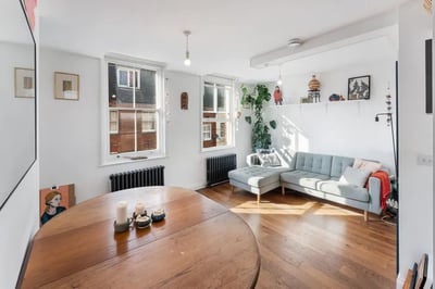 Flat Settles Street in Greater London