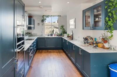 Flat Settles Street in Greater London