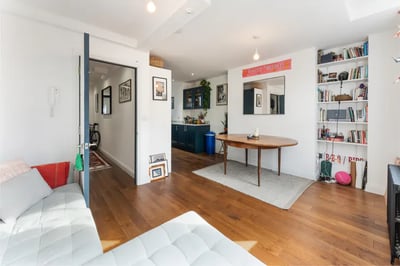 Flat Settles Street in Greater London