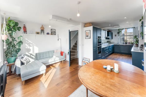 Flat Settles Street in Greater London
