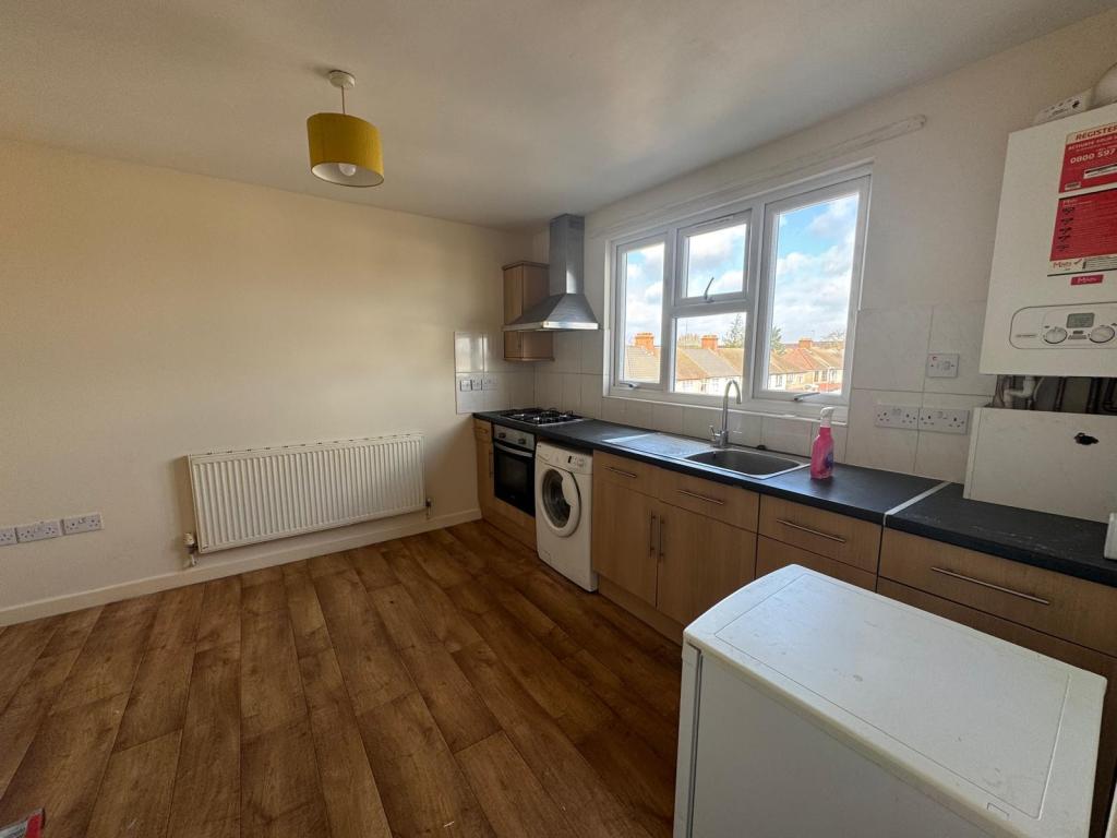 Flat Valence Avenue in Greater London