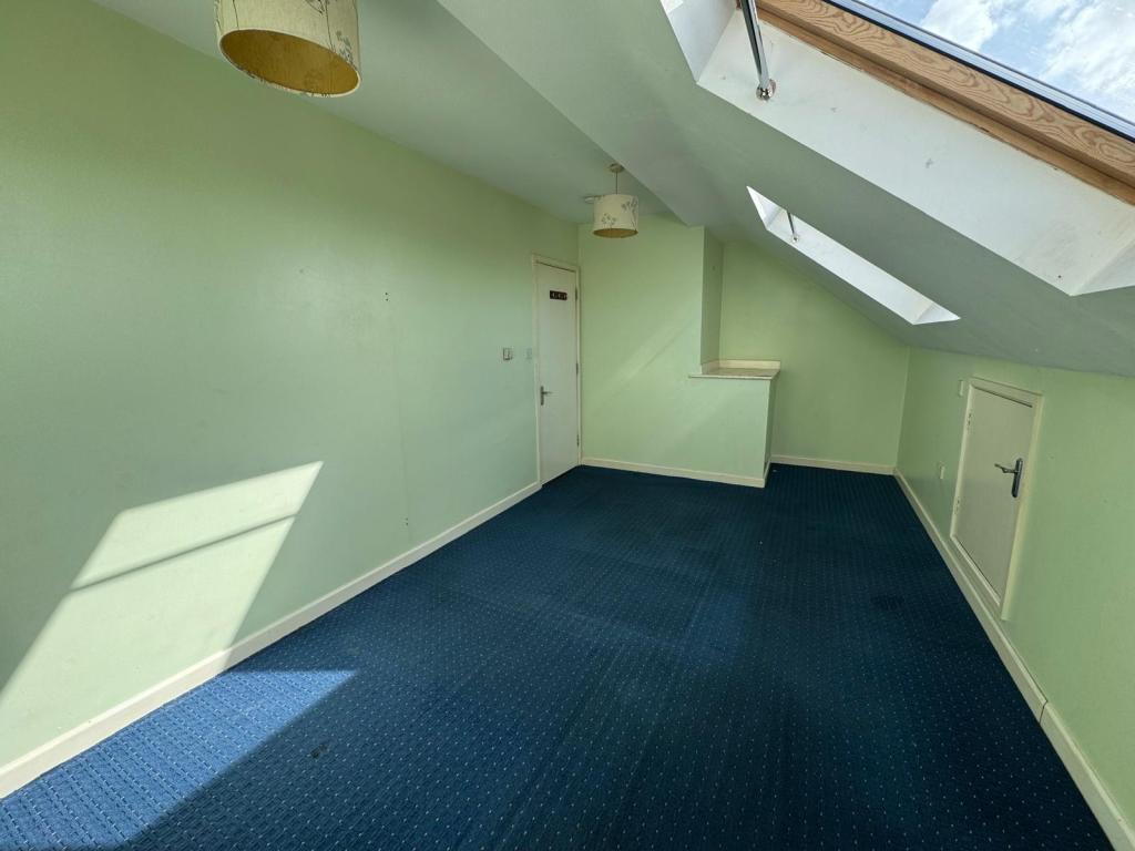 Flat Valence Avenue in Greater London