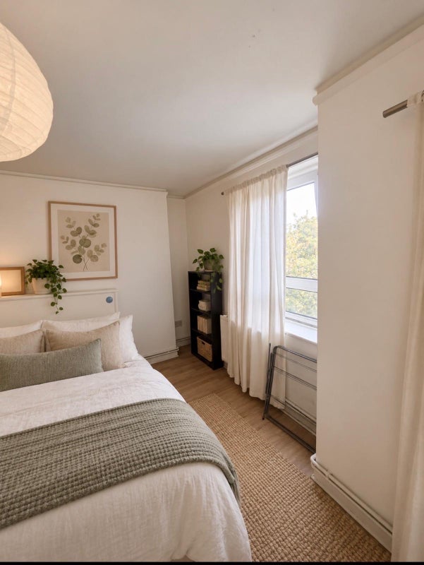 Room Meadow Road in Greater London