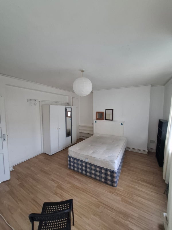 Room Meadow Road in Greater London