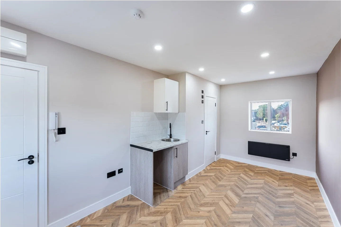 Room Hamilton Avenue in Elmbridge