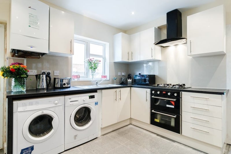 Room Henry Road in Slough