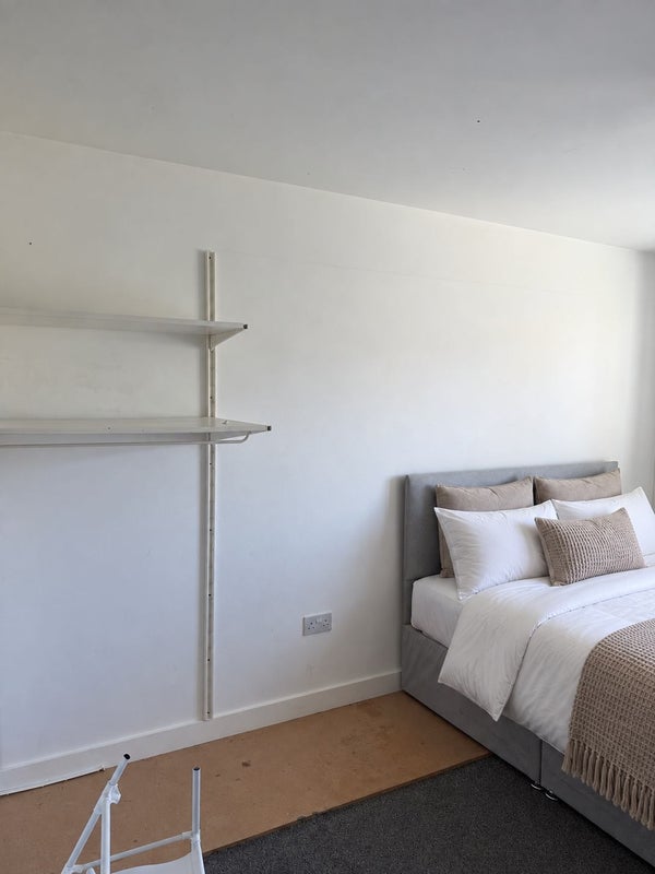 Room Albert Basin Way in Greater London