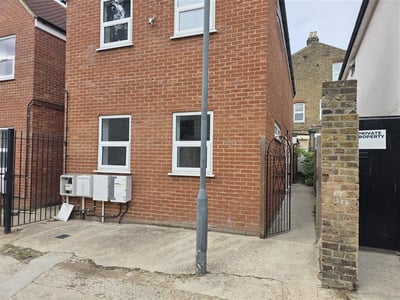 Flat Holly Lane in Greater London