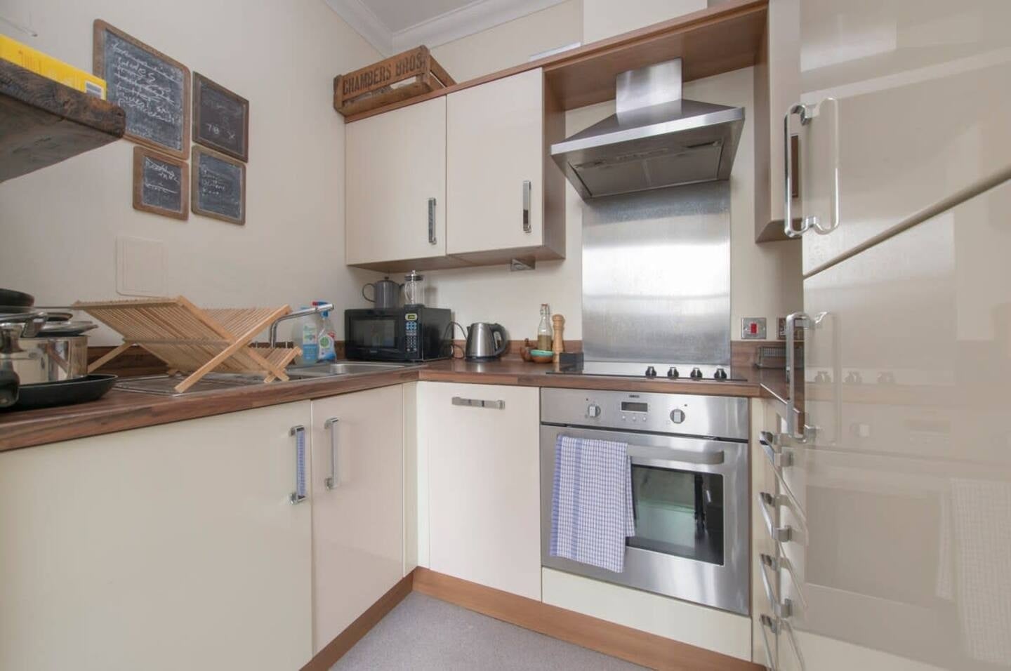 Flat Taybridge Road in Greater London