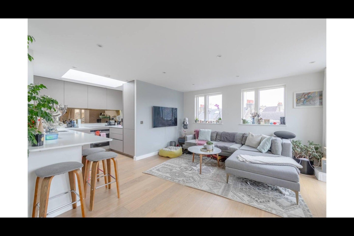 Flat Taybridge Road in Greater London
