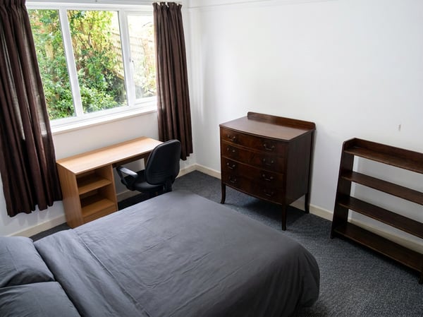 Room Hawton Crescent in Nottingham