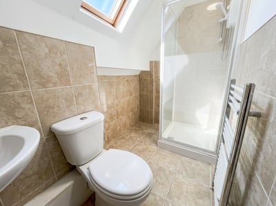 Room Hawton Crescent in Nottingham