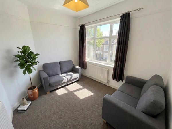 Room Hawton Crescent in Nottingham