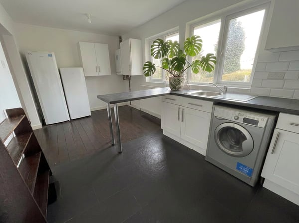 Room Hawton Crescent in Nottingham