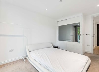 Flat Pomell Way in Greater London