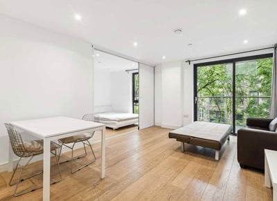Flat Pomell Way in Greater London
