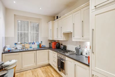 Flat Warwick Road in Greater London
