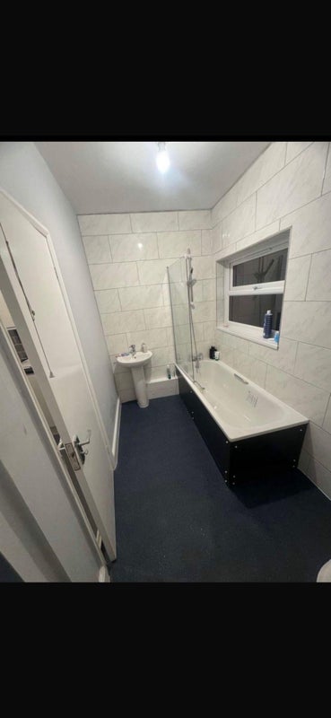 Flat Kempton Road in Greater London