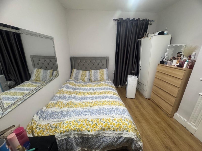 Flat Kempton Road in Greater London