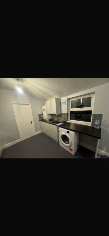 Flat Kempton Road in Greater London