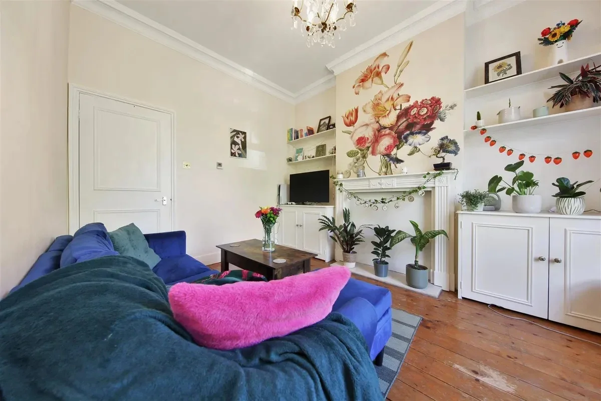 Flat Elder Road in Greater London