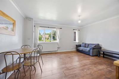 Flat Osprey Close in Greater London