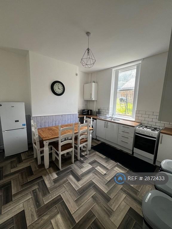Room Elmore Road in Sheffield