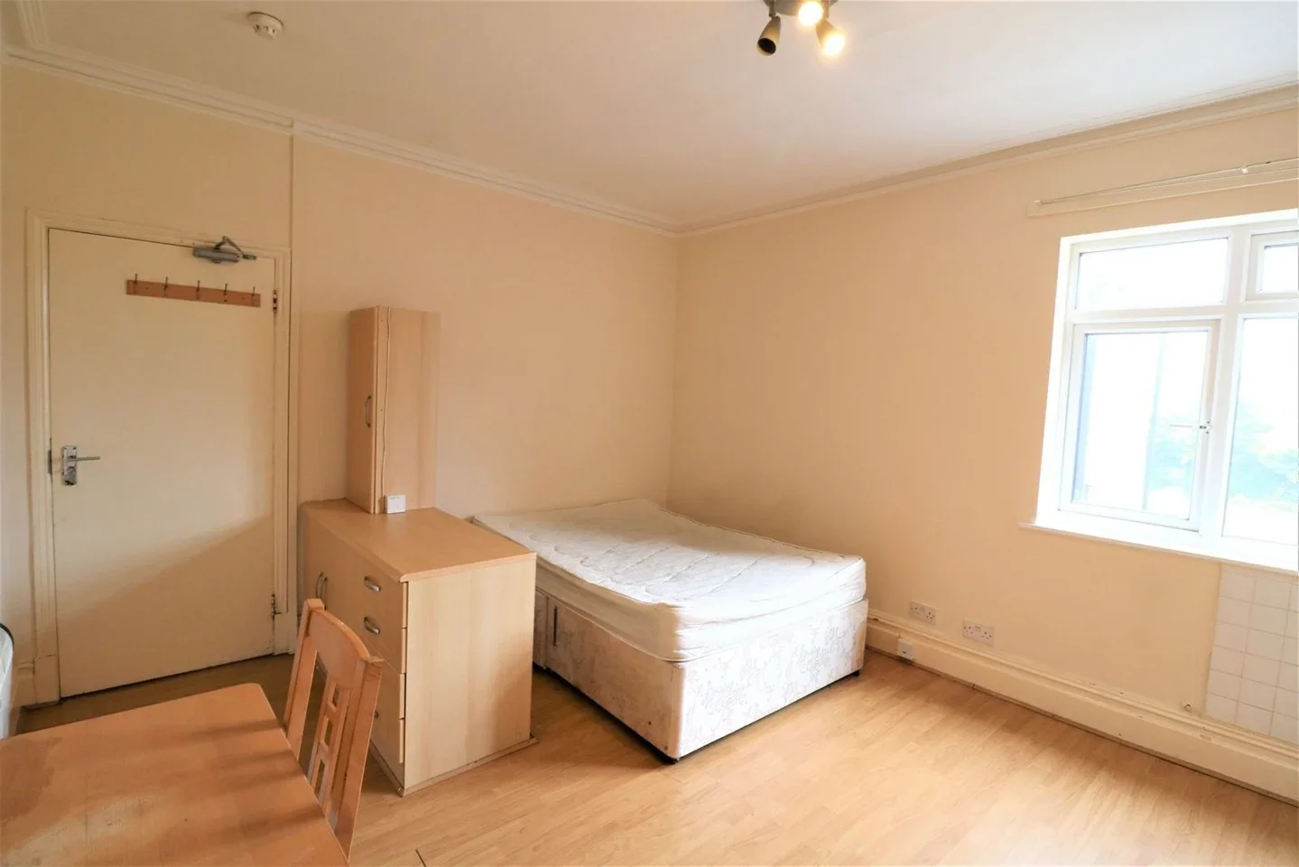 Room Hanworth Road in Greater London