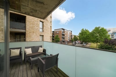 Flat Hilltop Avenue in Greater London