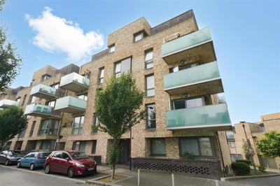 Flat Hilltop Avenue in Greater London